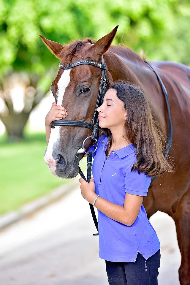 נערה עם סוס תמונה