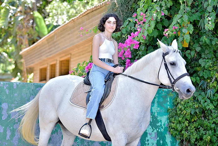 בוק בת מצווה עם סוס לבן